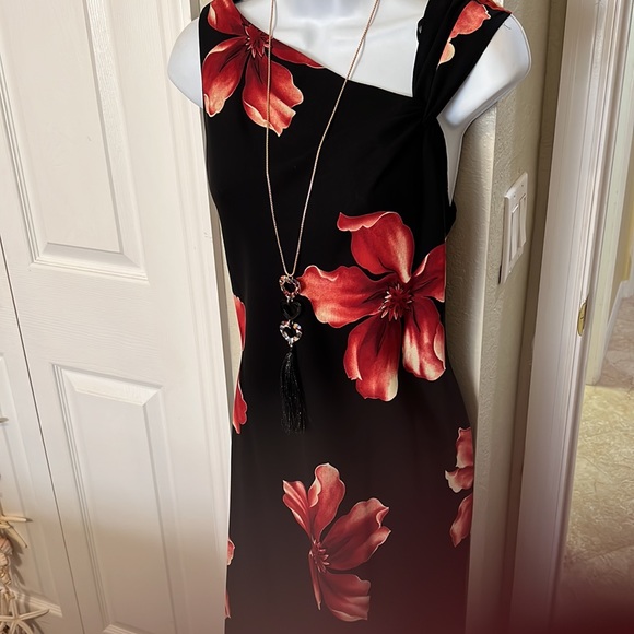 A black crepe hi/Lo dress with maroon magnolias and cut in shoulder. A beauty 🌺 - Picture 7 of 15